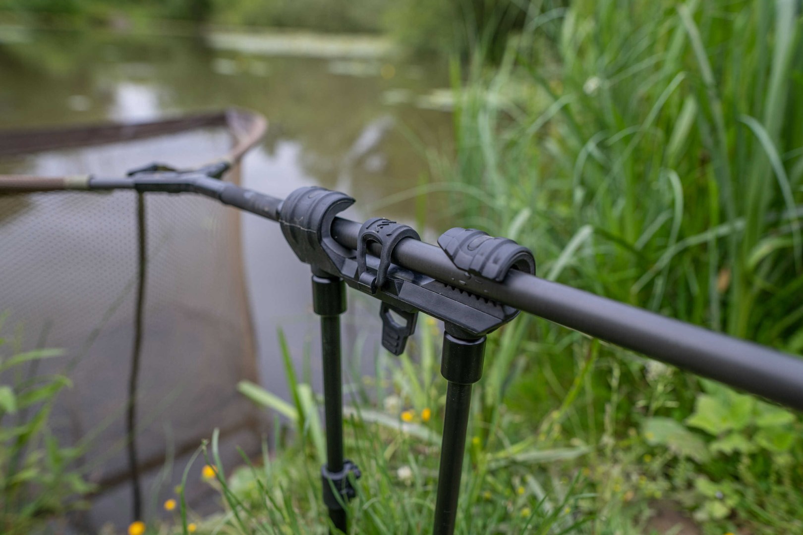 Držák podběráku Avid Carp Lok Down Landing Net Holder