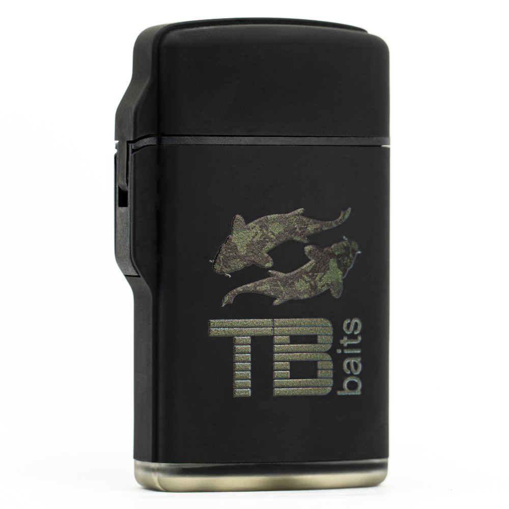 Zapalovač TB Baits Camo Carps