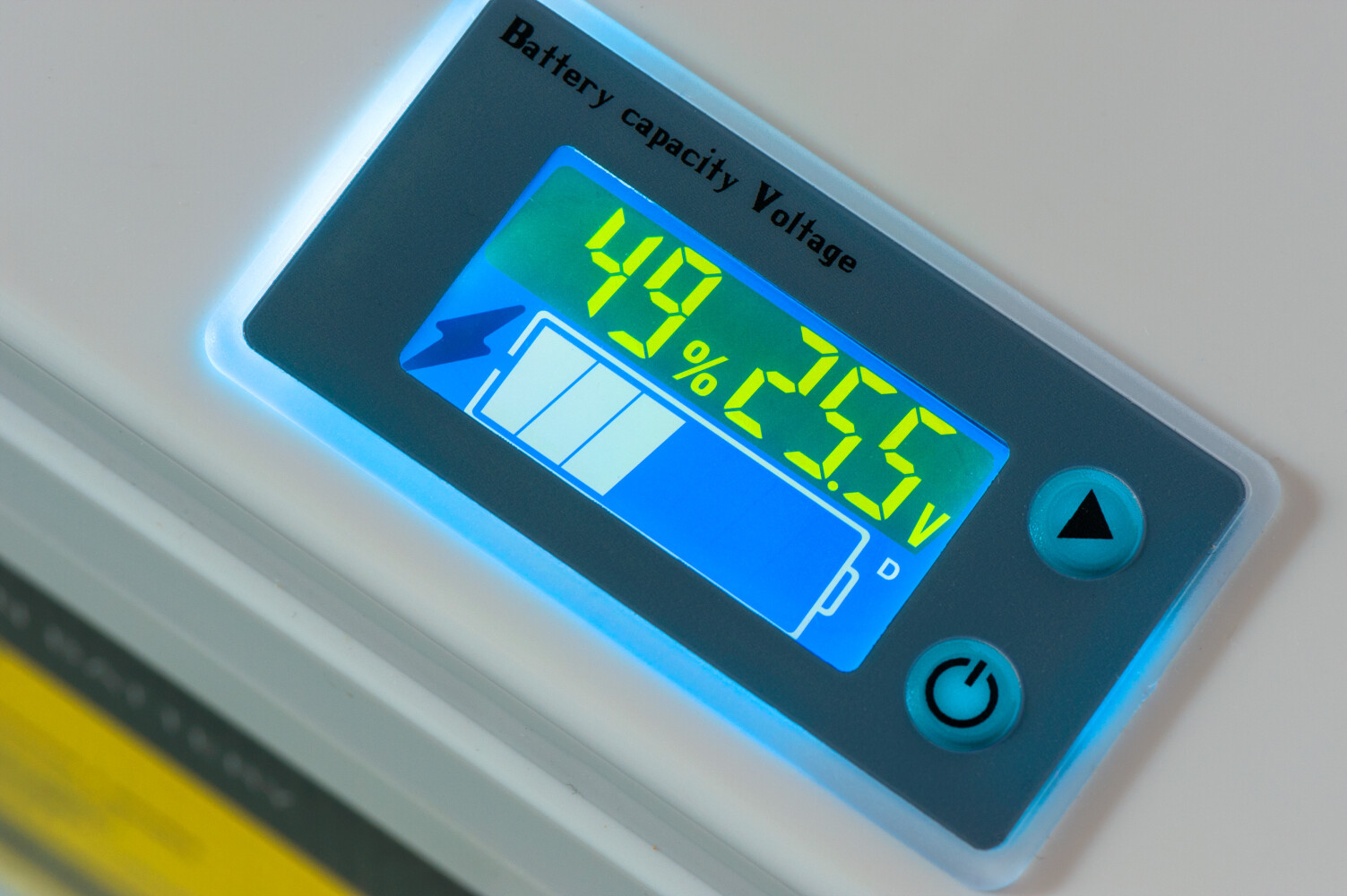 Lithiová baterie Mivardi M-CELL 24V 100Ah + 20A nabíječka